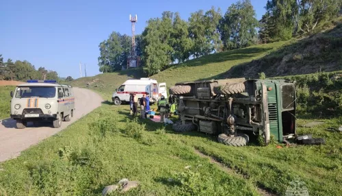 В Горном Алтае по пути на Каракольские озера перевернулся грузовик с туристами