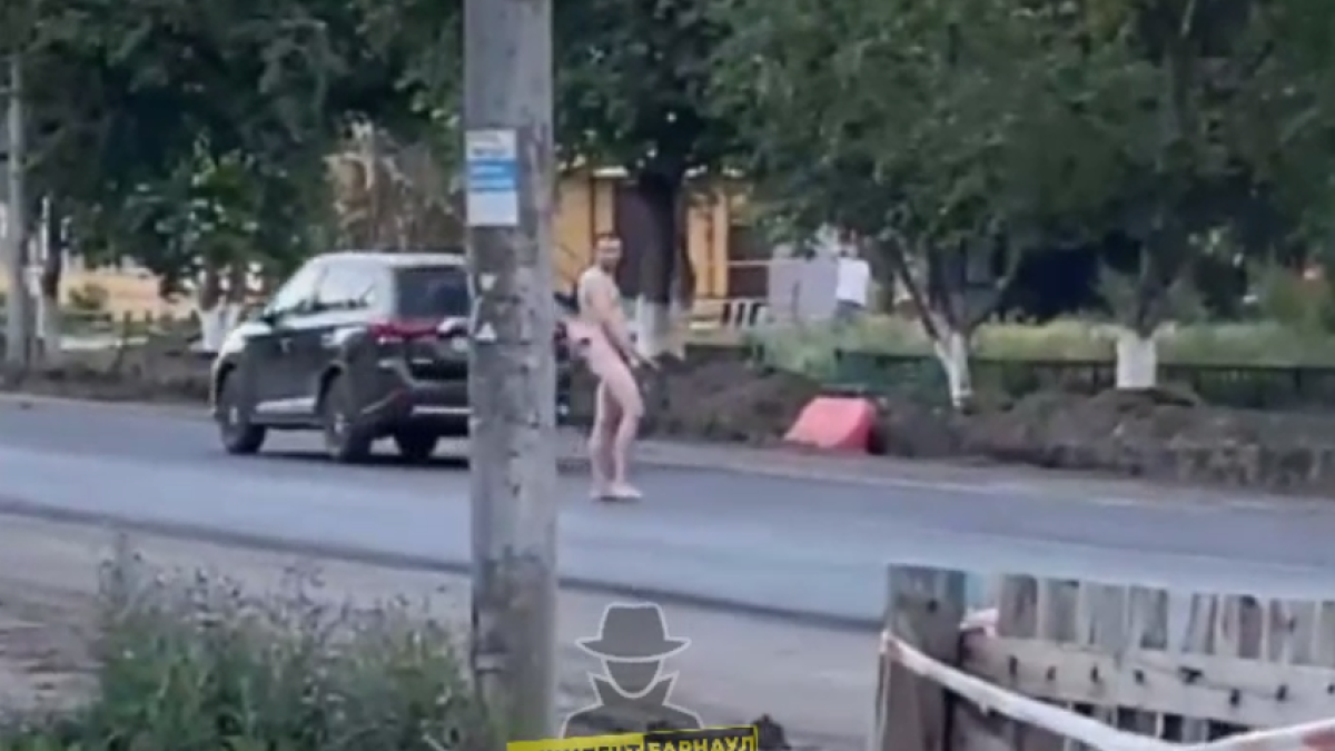 Голый мужчина бегал по дороге в Рубцовске