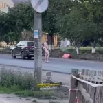 В Рубцовске голый мужчина бегал по дороге между машин