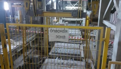 На алтайском заводе рабочего придавило механическим прессом