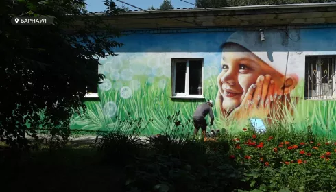 В парке “Лесная сказка” появился мурал с изображением счастливого ребенка