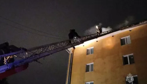 В Сибири на крыше пятиэтажки вспыхнул пожар на 1 тысячу квадратов