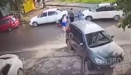 В алтайском городе водитель сбила трех человек, выезжая с парковки
