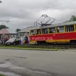 В Барнауле утром автомобиль залетел на рельсы и перекрыл дорогу трамваям