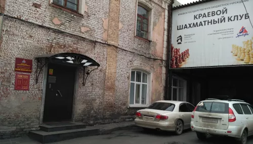 Рядом с мэрией Барнаула выставили на торги 110-летнее здание под снос и участок