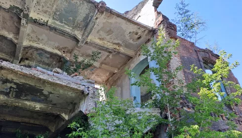 Руины под покрышки. Что осталось от памятника заводской архитектуры Барнаула