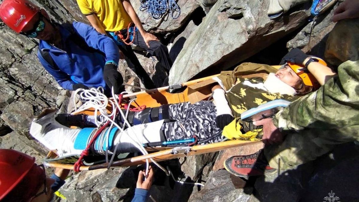 В горах Алтая спасли пострадавшую от камнепада туристку