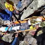 В алтайских горах пострадавшую от камнепада туристку пронесли 2,5 км на носилках