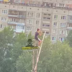 Барнаульцы заметили подростка на крыше многоэтажки на улице Юрина