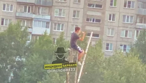 Барнаульцы заметили подростка на крыше многоэтажки на улице Юрина