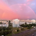 Небо над Барнаулом озарилось красным закатом, радугой и молнией. Фото