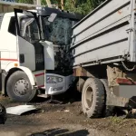 Водителя грузовика зажало в салоне после жесткого ДТП около алтайского села