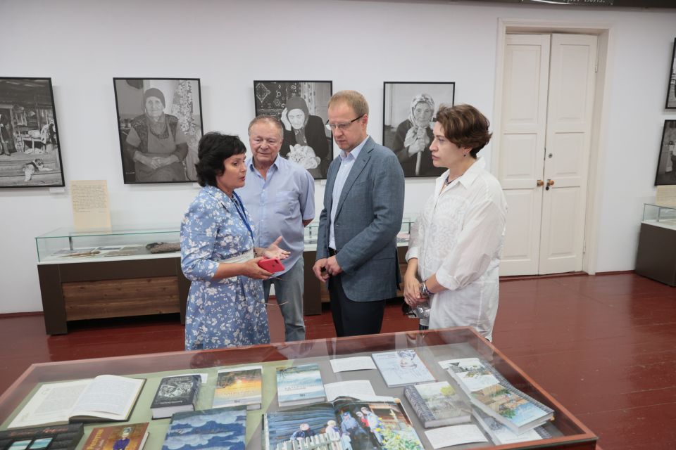Борис Галкин в компании губернатора Алтайского края и его супруги посетил музей-заповедник Шукшина