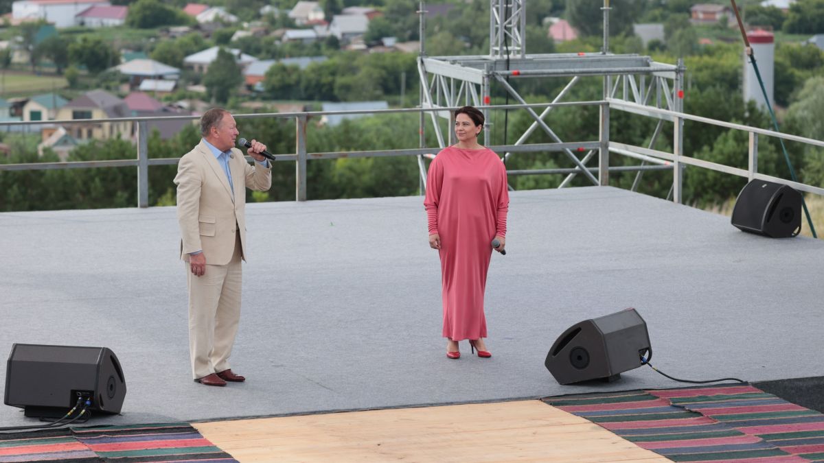 Борис Галкин и его супруга Инна Разумихина спели дуэтом на закрытии шукшинского фестиваля