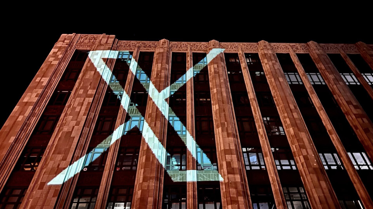 "X" на здании компании Twitter