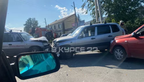 Два автомобиля попали в лобовое ДТП в барнаульском поселке