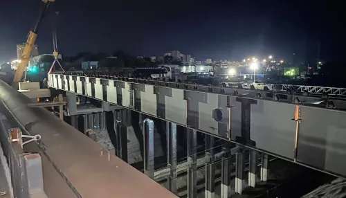 В Барнауле на мосту по проспекту Ленина смонтировали 48-метровую балку пролета