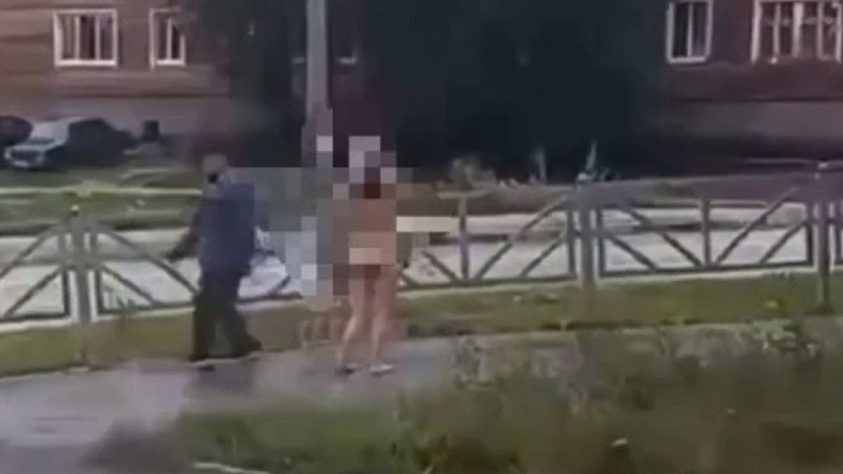 В Новосибирске очевидцы сняли на видео голую женщину на улице