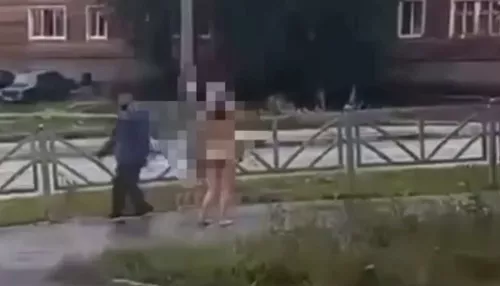 В Новосибирске очевидцы сняли на камеру женщину, которая голая шла по городу