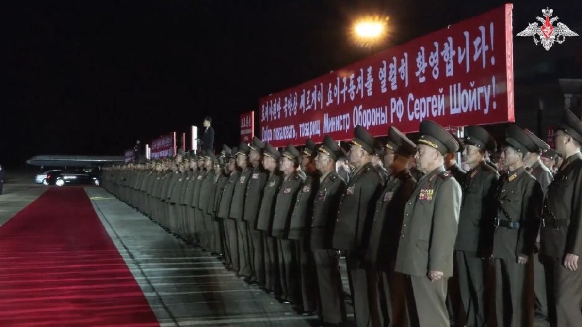 Военная делегация России во главе с Шойгу прибыла в КНДР