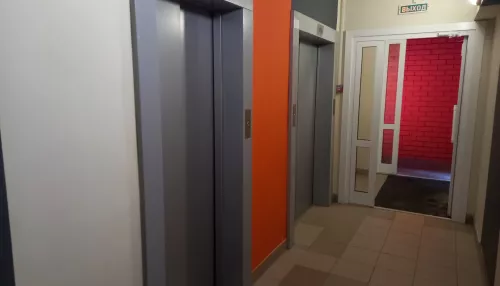 Удар молнии оставил без лифтов жителей 16-этажной барнаульской новостройки