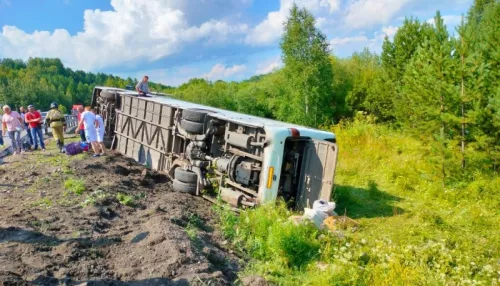 Пассажирский автобус Белокуриха – Новокузнецк слетел с дороги и перевернулся