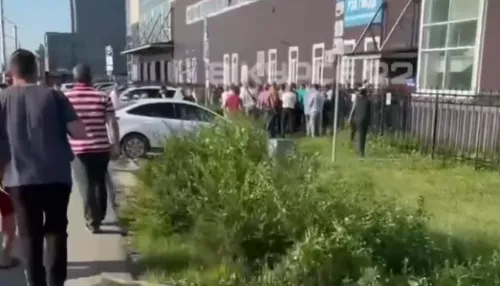 Жители Барнаула жалуются на огромные очереди в ГАИ