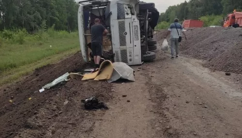 Под Новосибирском перевернулся автобус с пассажирами