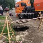 В Барнауле два автомобиля и женщина провалились в яму в асфальте