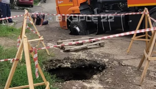 В Барнауле два автомобиля и женщина провалились в яму в асфальте