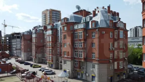 В центре Барнаула продают классическую квартиру с сауной и бильярдной