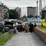 В центре Барнаула иномарка снесла светофор с дорожным знаком