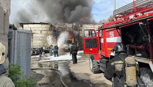 В Барнауле на проспекте Энергетиков загорелись гаражи с автомобилями