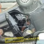 В Барнауле на кольце у Ашана перевернулась Chevrolet Niva