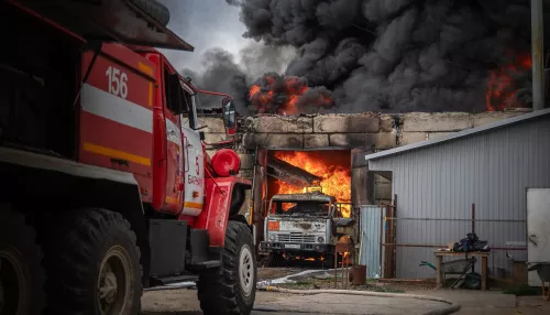 Появились зрелищные кадры с места тушения пожара в Барнауле: как это было