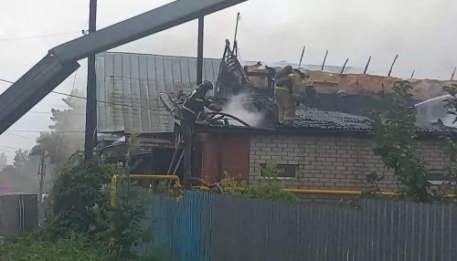 В Барнауле загорелись два частных дома по улице 4-й Западной. Фото