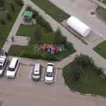 В Барнауле пассажир выпал из иномарки, которая вылетела на газон