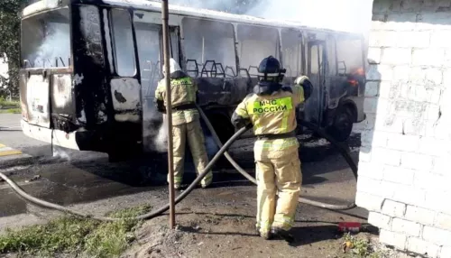 В Бийском районе на остановке сгорел пассажирский автобус