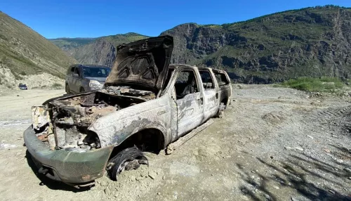 В Горном Алтае на перевале Кату-Ярык сгорела Toyota