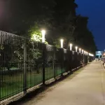 В Барнауле в тестовом режиме включили фонари на новом заборе Изумрудного