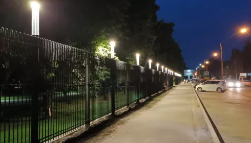 В Барнауле в тестовом режиме включили фонари на новом заборе Изумрудного