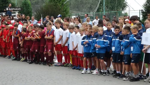 В Барнауле открыли ежегодный футбольный турнир памяти Геннадия Смертина