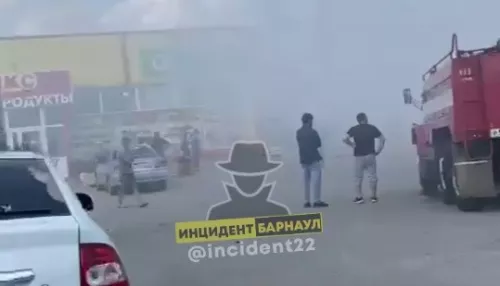 Алтайский райцентр заволокло дымом из-за пожара в магазине