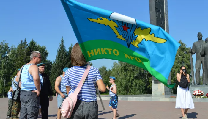 Главы Алтайского края и Барнаула поздравили жителей с днем ВДВ
