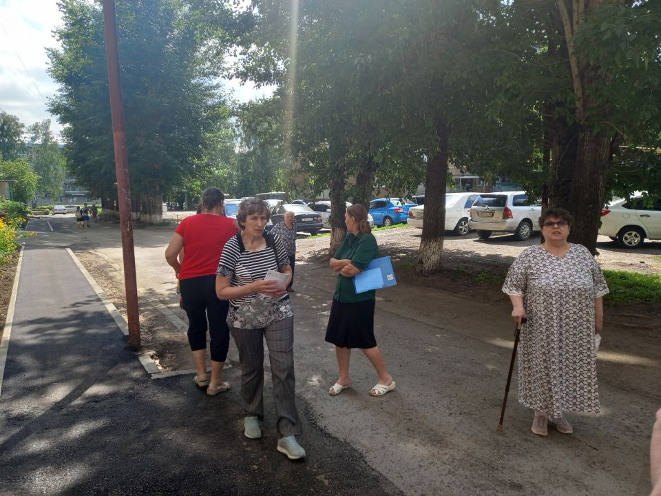 Жительницы дома ул. Г. Исакова, 244