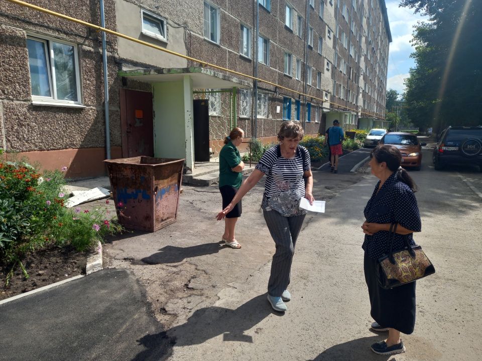 Жительницы дома на ул. Г. Исакова, 244 