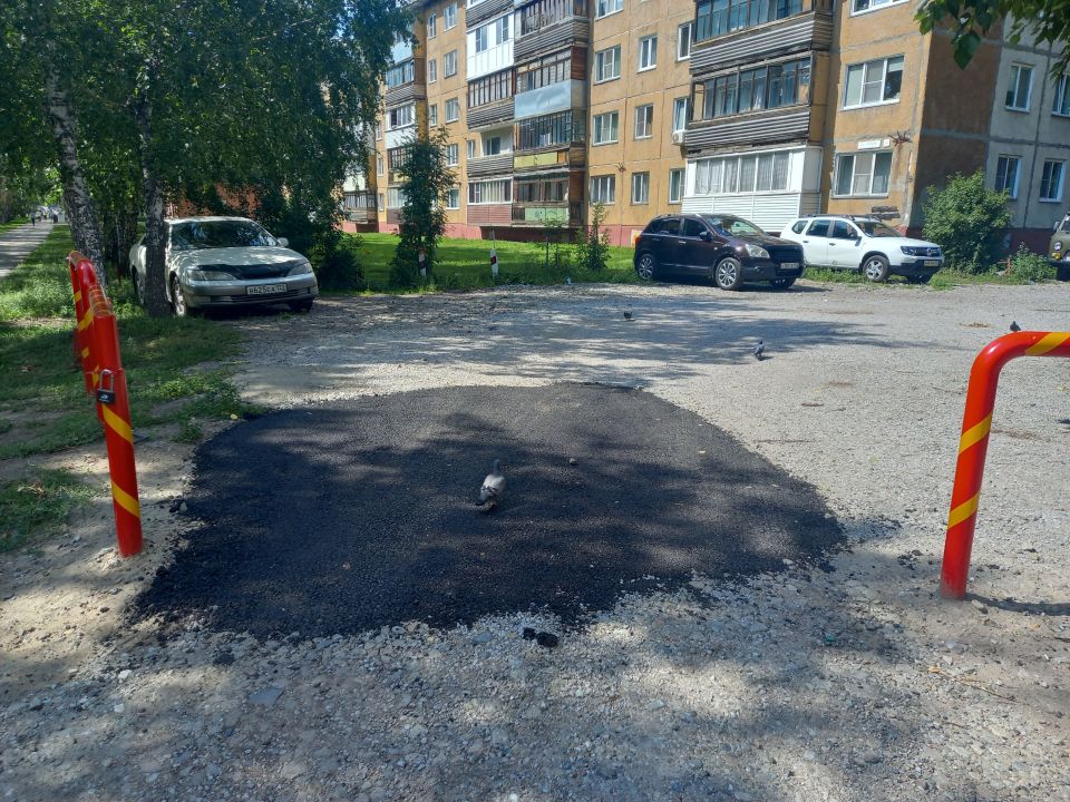 Парковка во дворе дома на ул. Г. Исакова, 244