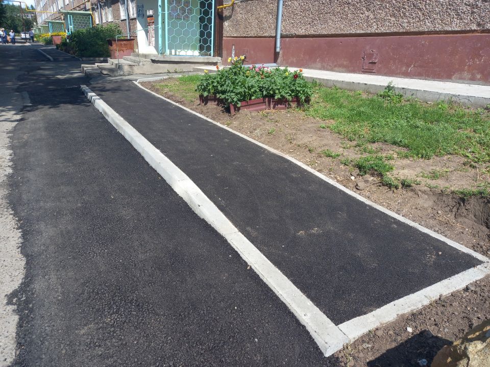 Новая пешеходная дорожка во дворе дома на ул. Г. Исакова, 244