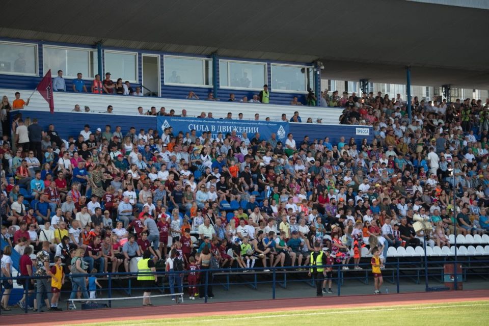 По предварительной оценке кубковый матч барнаульских "Темпа" и "Динамо" посетили не менее пяти тысяч зрителей