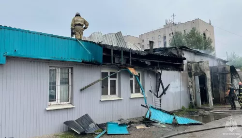 В Барнауле случился крупный пожар в здании на Тальменском проезде